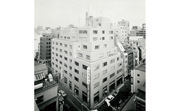 Relocates head office from Kobe City to Tokyo.